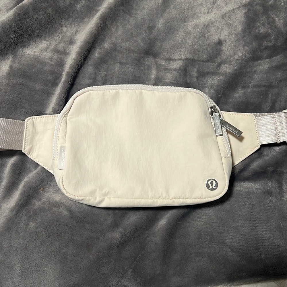 Lululemon 2L everywhere belt bag